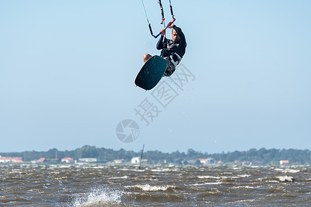 Kite 俯冲器海洋力量活动波浪海滩唤醒冲浪板运动速度冲浪者图片