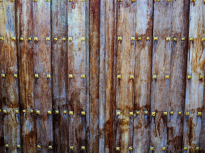 配有金属装饰的古老旧木制门图片