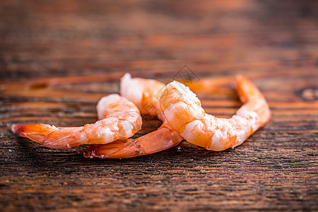 新鲜虾虾尾巴桌子海鲜美食食物迷迭香图片