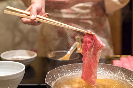 Matsusaka牛肉用餐烹饪橙子洋葱盘子美食芝麻筷子食物图片