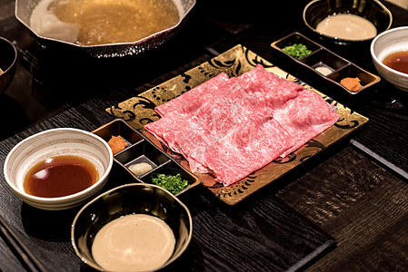 Matsusaka牛肉沙布Shabu Set盘子配料玉米餐厅铝锅菜单派对豆腐食物展示图片