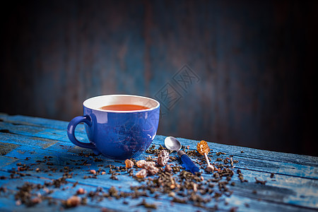 蓝杯黑茶勺子饮料杯子桌子叶子红茶蓝色糖棒图片