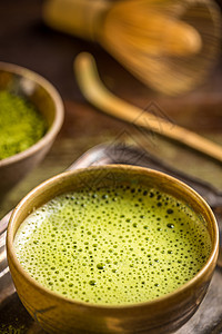 Matcha 绿色茶勺子传统饮料粉末地面仪式粉状白色竹子美食背景图片