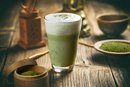 Matcha 绿色茶拿铁杯子奶油粉末玻璃勺子饮料美食牛奶桌子泡沫图片