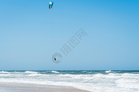 Kite Surfer在阳光明媚的一天危险速度享受运动波浪海滩风筝娱乐活动冲浪图片