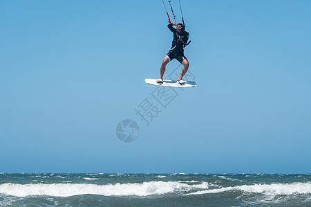 Kite Surfer在阳光明媚的一天速度海滩力量假期海洋支撑运动冲浪板波浪享受图片