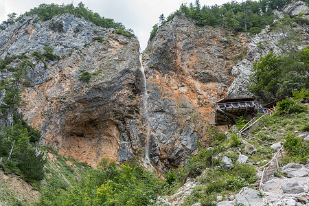 在斯洛文尼亚洛加尔山谷的林卡瀑布和鹰窝生态旅行瀑布旅游吸引力场景游客爬坡对数小路图片