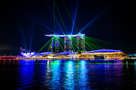 晚上在新加坡市有激光表演商业博物馆景观码头地标旅游奢华摩天大楼公园旅行图片