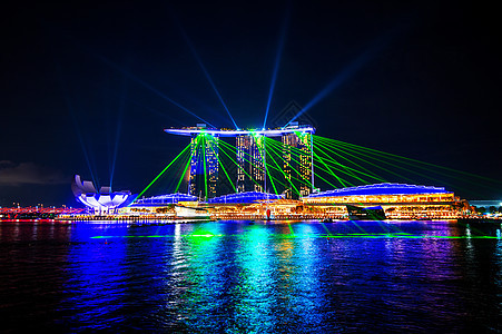 晚上在新加坡市有激光表演建筑学地标天空场景商业建筑公园天际吸引力博物馆图片