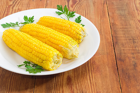 在木制表面闭合的白菜上煮了甜玉米烹饪植物阶段厨房食物棒子牛奶美食蔬菜香菜图片