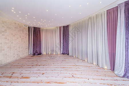 现代客厅窗户木头棕色空白天花板百叶窗装饰白色奢华窗帘图片