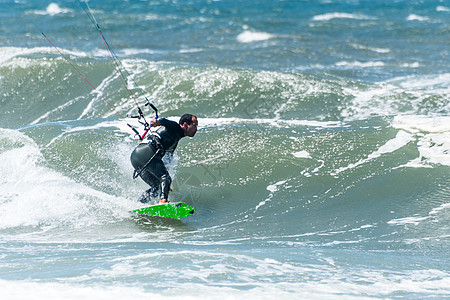 Kite Surfer在阳光明媚的一天套装支撑海洋危险风筝乐趣波浪享受速度唤醒图片