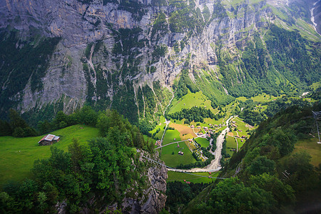 令人惊叹的劳特布龙嫩山谷乡村景色 从施泰尔贝格到米伦站的缆车鸟瞰图 劳特布龙嫩 伯尔尼高地 瑞士 欧洲图片