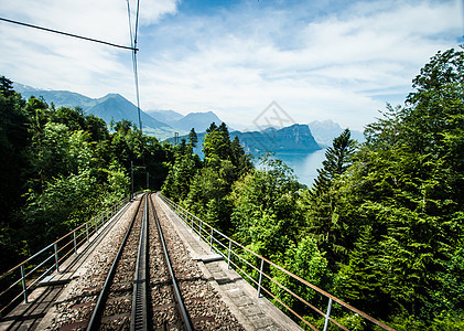 铁路从瑞士卢塞恩的里吉库姆站追踪图片