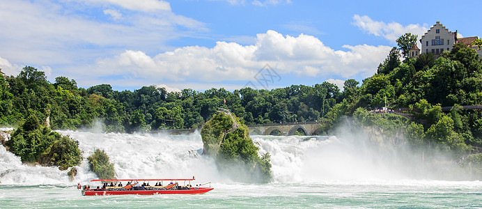 与游客一起的船在莱茵瀑布 欧洲最大的瀑布 在瑞士沙夫豪森图片