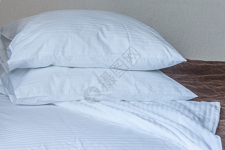 枕头在床上家具寝具房间套房纺织品床垫房子桌子奢华风格图片