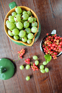 鹅莓和红花草 在美丽的碗里维生素红色花园浆果绿色图片
