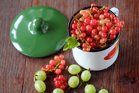 鹅莓和红花草 在美丽的碗里绿色花园维生素浆果红色图片