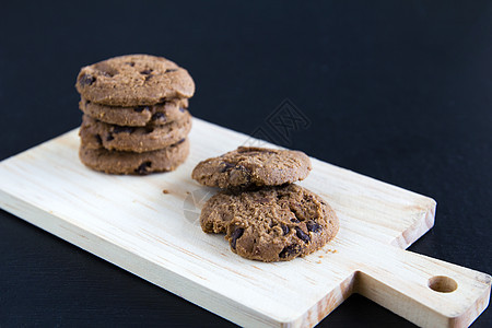 切碎木的巧克力薯片曲奇饼干麦片白色棕色黑色小吃面包屑垃圾木头食物桌子图片