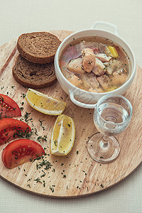 俄罗斯传统鱼汤面包盘子食谱蔬菜美食柠檬土豆饮食食物玻璃图片