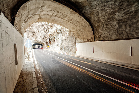 峡谷的公路隧道红色编队旅游曲线沥青森林国家地质学环境石头图片