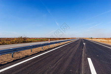 平面公路柏油自由赛道蓝色天空地平线运输运动石头色彩图片