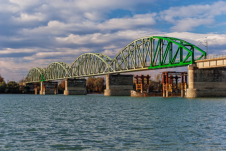 跨河钢桥蓝色城市旅游反射交通场景景观运输金属天际图片