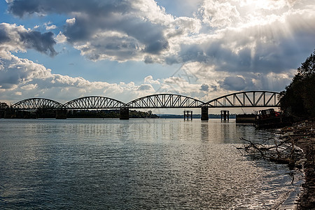 跨河钢桥金属地标反射场景天际旅行天空交通蓝色景观图片
