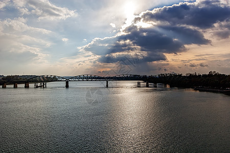 跨河钢桥天空旅游场景地标金属建筑交通蓝色运输城市图片