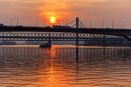 跨河钢桥天际天空旅行建筑场景交通金属城市运输反射图片