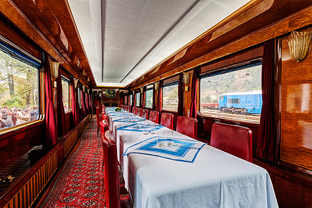 豪华老旧火车车厢旅游机车座位历史性车辆运输铁路椅子乘客木板图片
