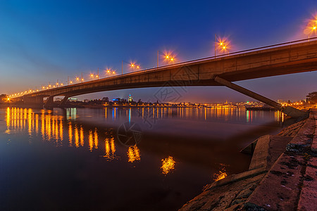 夜间跨越河桥地标城市反射建筑天空金属运输天际旅行旅游图片