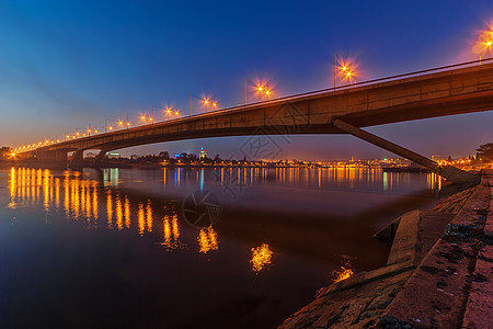 夜间跨越河桥天际交通旅行运输场景景观城市金属旅游天空图片