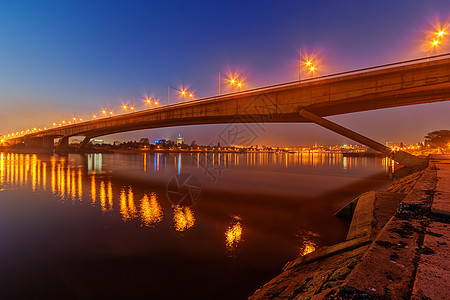 夜间跨越河桥景观城市金属旅游天空地标反射旅行交通运输图片