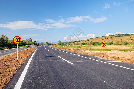 新沥青道路地平线蓝色交通色彩速度天空太阳旅行运动材料图片