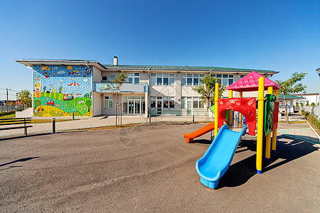 学前建筑操场蓝色老师班级校园建筑学孩子们桌子苗圃故事图片