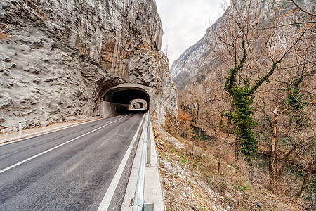 峡谷的公路隧道侵蚀风景旅行白色运输红色荒野森林地标旅游图片