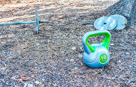 花园里自制健身房训练杠铃片杠铃重量肌肉手工运动悬吊酒吧锻炼图片