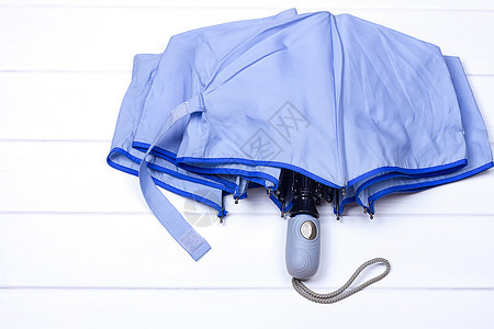 白色背景上的蓝色雨伞配饰材料折叠艺术阳伞概念木头下雨天气警卫图片
