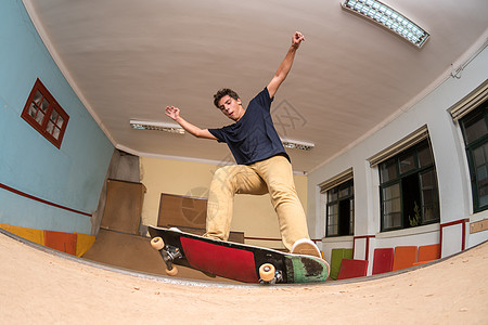 滑板机玩诡计男性滑板爱好木板运动活动青少年青年乐趣坡道图片