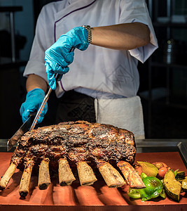 烹饪牛肉炙烤红色肋骨雕刻庆祝草药餐厅迷迭香食物午餐图片