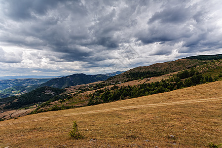 秋天的山地景观和全景环境季节爬坡草地国家公园旅行树木色彩阳光图片