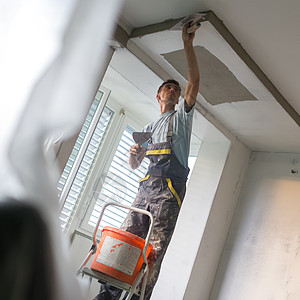 室内墙壁和天花板的粉刷改造 建筑竣工精神精加工装修男人劳动承包商画家石膏工作服职业图片