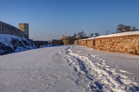 旧堡垒的墙壁雪原蓝色土地建筑学长廊石头天际白色图片