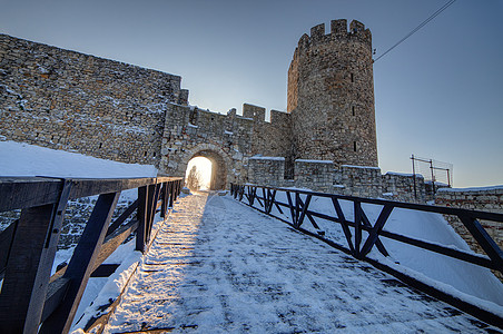 冬天在堡垒上的桥上建筑学长廊天际雪原土地白色石头蓝色图片