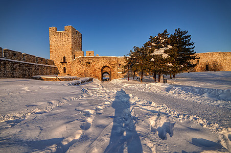 公园中的积雪石头蓝色白色长廊天际雪原堡垒土地建筑学图片