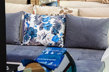 带枕头的灰色沙发风格沙发长方形软垫正方形商业纺织品装饰长椅花朵图片