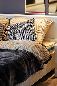 古典家具床木头织物套房奢华装饰房间材料寝具枕头休息图片