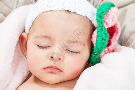 女婴睡觉和戴被编织的头带图片