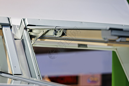 屋顶窗口机制灰色天空木头阴影合金复合材料建造材料白色框架图片